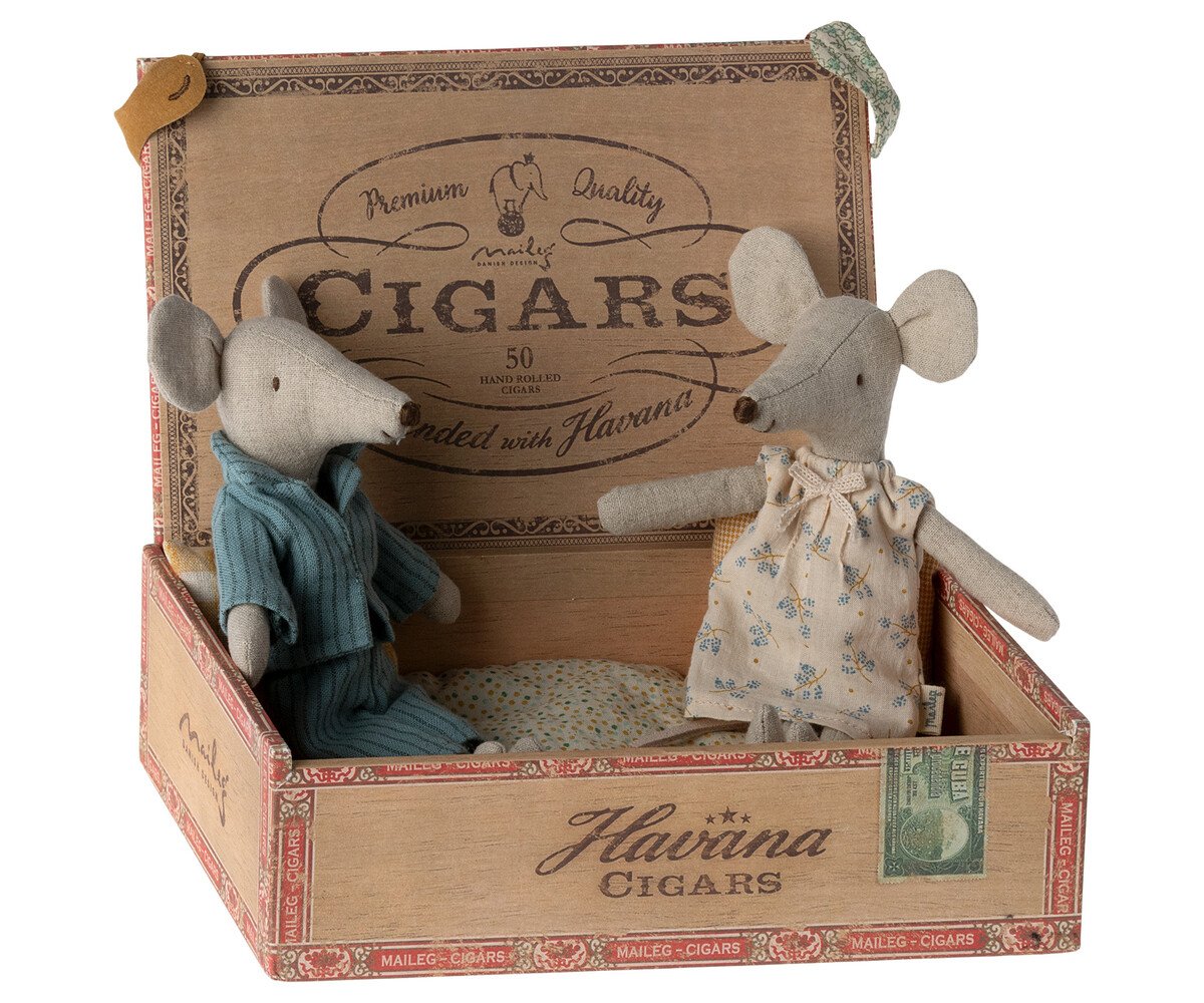 Maileg Knuffelmuis Mum and Dad in Cigarbox 17cm Maileg Knuffelmuis Mum and Dad in Cigarbox 17cm