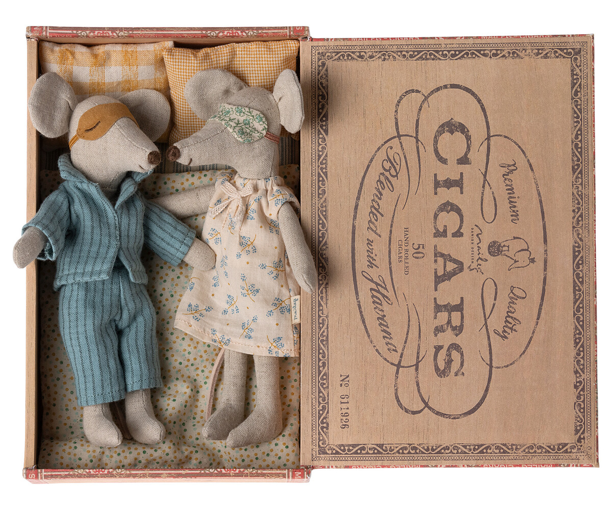 Maileg Knuffelmuis Mum and Dad in Cigarbox 17cm Maileg Knuffelmuis Mum and Dad in Cigarbox 17cm