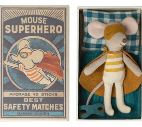 Maileg Knuffelmuis Super Hero Mouse Little Brother in Luciferdoosje 11cm Maileg Knuffelmuis Super Hero Mouse Little Brother in Luciferdoosje 11cm