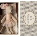 Maileg Knuffelmuis Dance Mouse Little Sister in Sofa 11cm Maileg Knuffelmuis Dance Mouse Little Sister in Sofa 11cm