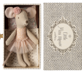 Maileg Knuffelmuis Dance Mouse Little Sister in Sofa 11cm Maileg Knuffelmuis Dance Mouse Little Sister in Sofa 11cm