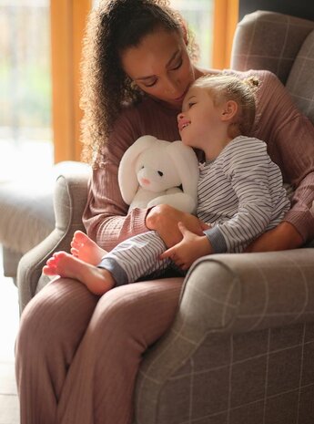 Charlie Bears Knuffel Bramble Bunny Blossom White M 30 cm