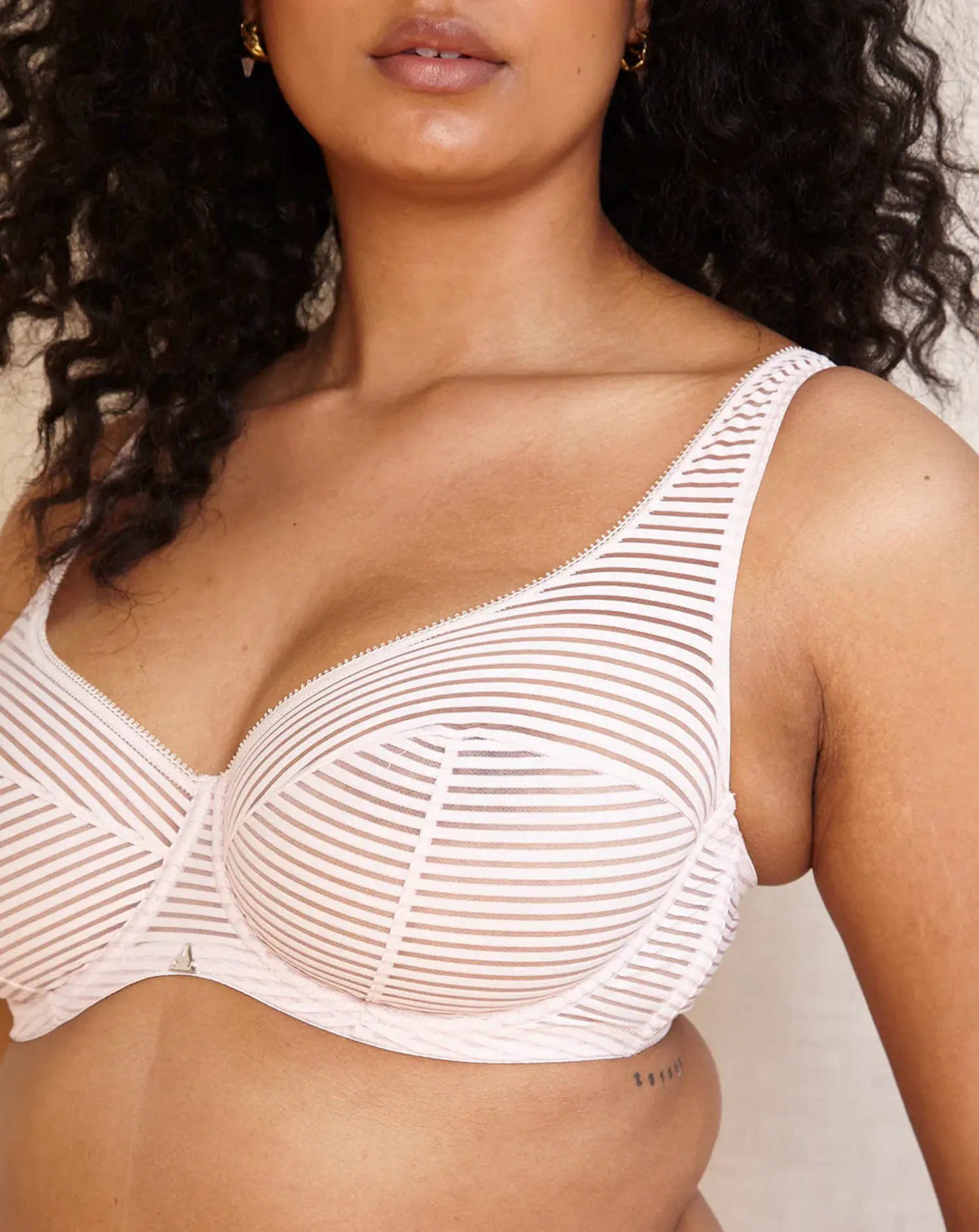 https://cdn.webshopapp.com/shops/346796/files/440521978/1500x4000x3/beija-stripes-z-bra-white.jpg