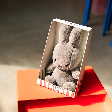 Nijntje Nijntje Terry Taupe (23 cm) in Giftbox Nijntje Nijntje Terry Taupe (23 cm) in Giftbox