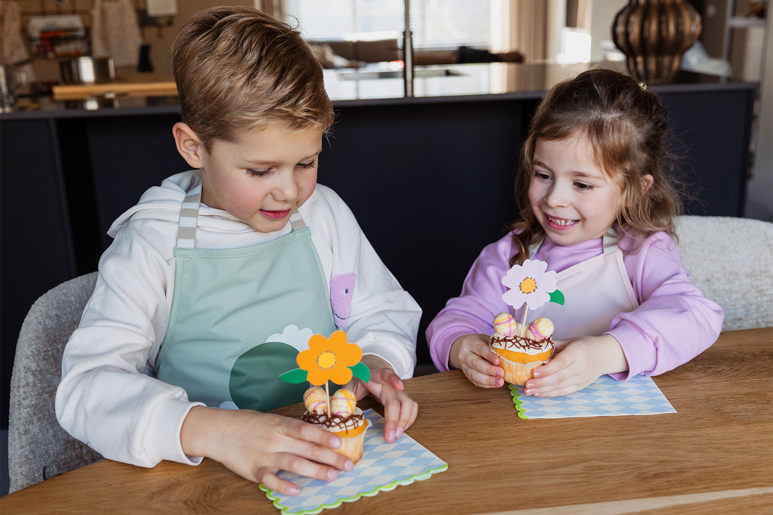 Knoeien en knutselen: de leukste paasrecepten, paasversiering en paaskleurplaten Knoeien en knutselen: de leukste paasrecepten, paasversiering en paaskleurplaten