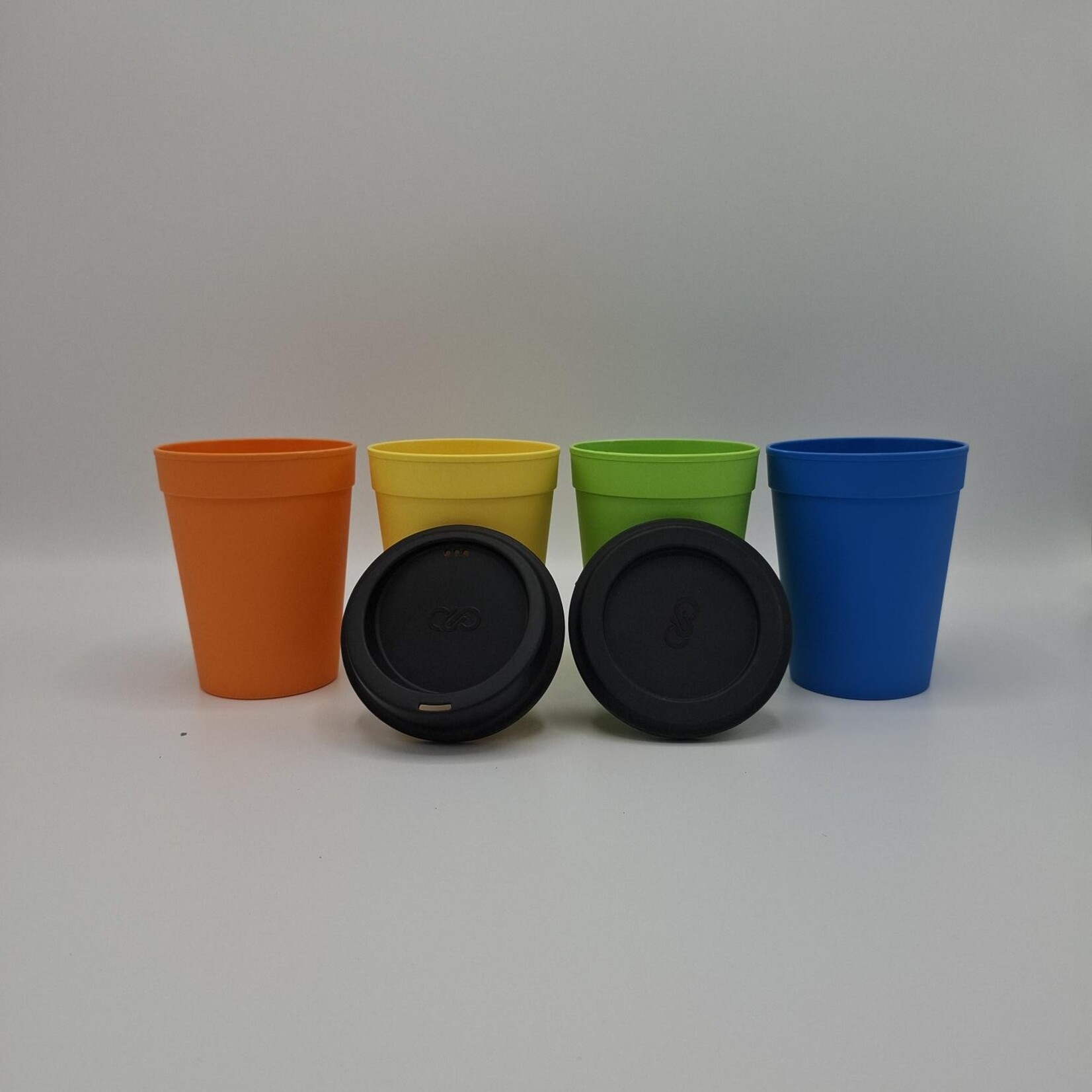 Happy Cups Happy Cups zijn 100% fossielvrije bekers. Deze cups zijn herbruikbaar, & Vaatwasser bestendig. Deze bekers zijn gemaakt van PHA, een bioplastic van organisch materiaal. Ook zijn deze bekers volledig biodegradeerbaar in de grond en in de zee.