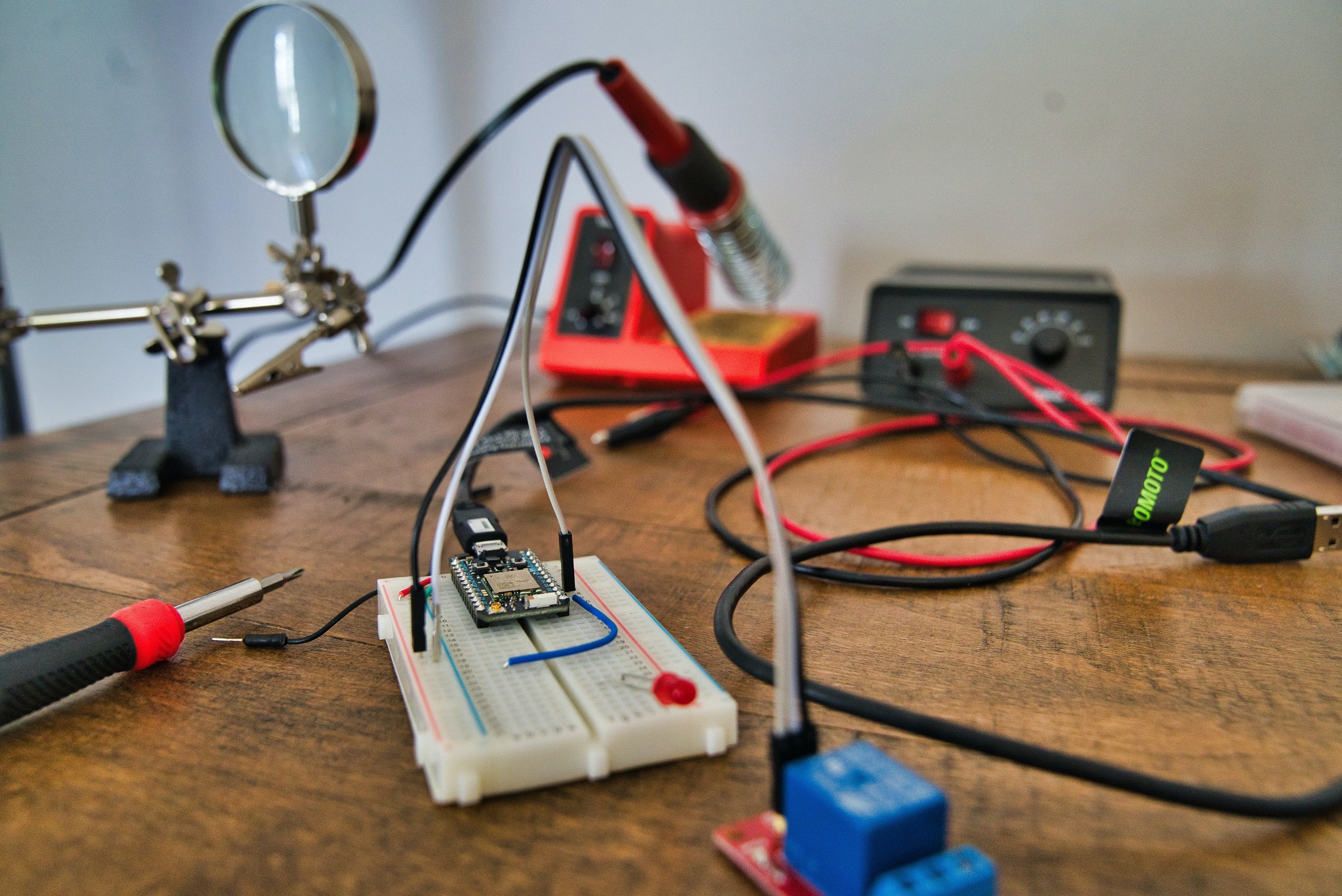Alles wat je moet weten over breadboards, jumperkabels en breadboard voedingen