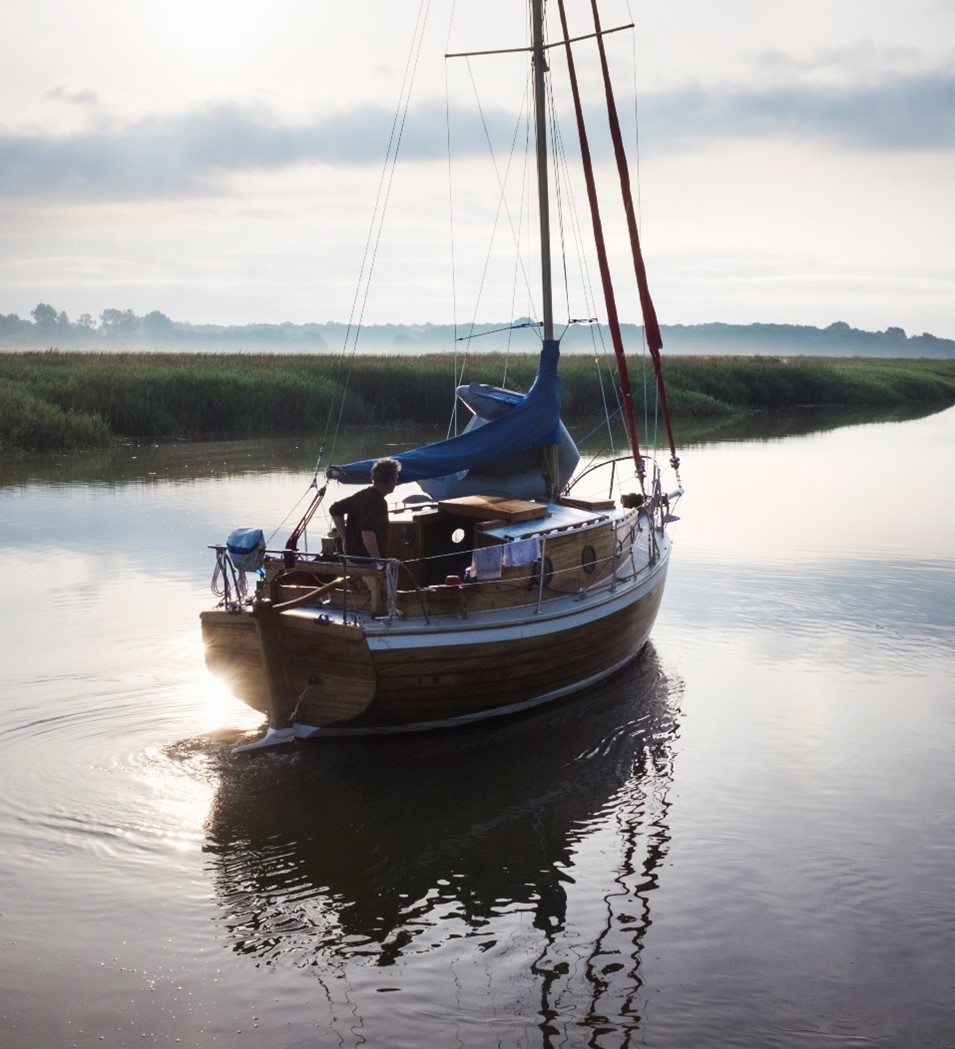 Zeilbootje op binnenwater