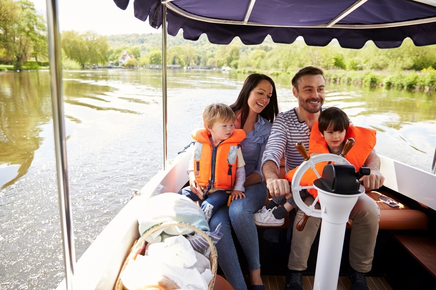 een familie samen op een boot met reddingsvesten