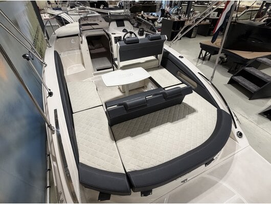 EOLO 730  / 250PK  inboard Volvo Penta V6 /  Showroom model  2026! / Vaarklaar!