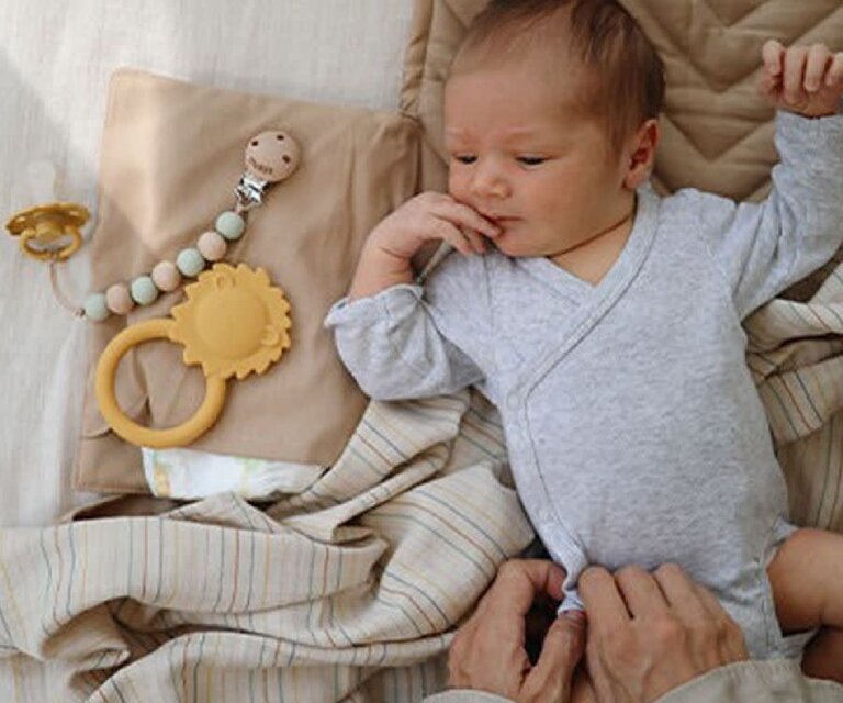 Mushie Teether Lion - Soft Yellow