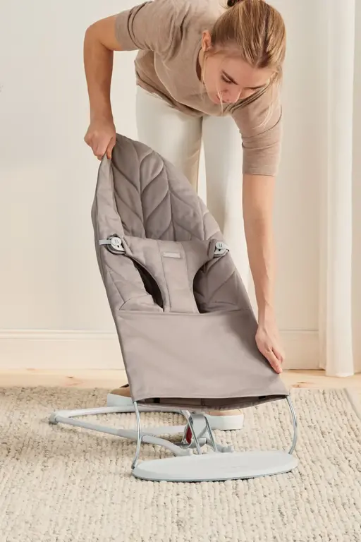 BabyBjörn Wipstoeltje Bliss Wit Frame - Geweven Kroonbladquilt Zandgrijs