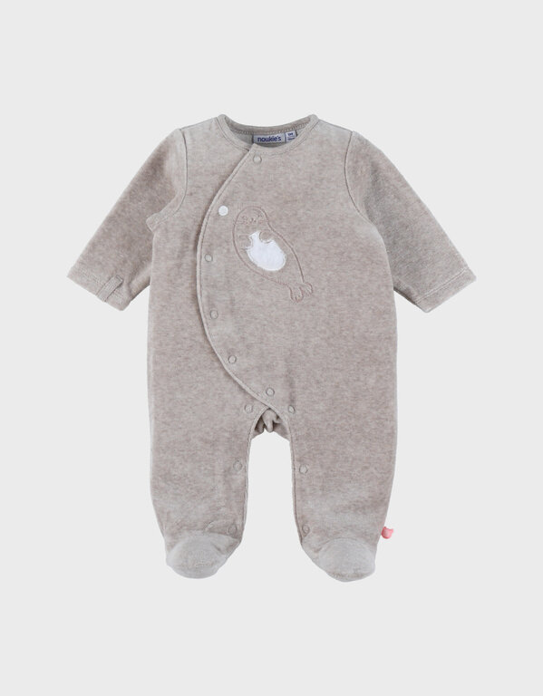 Noukie's Babypyjama van beige fluweel met geborduurde zeehond