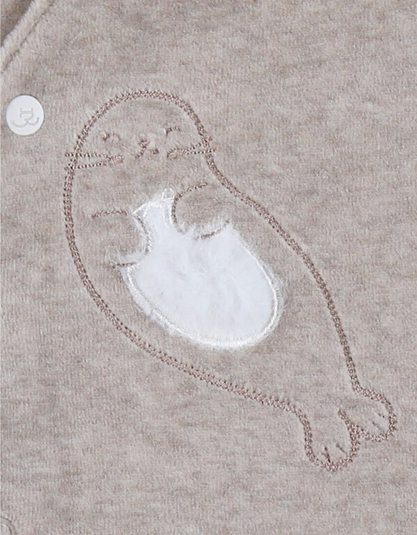 Noukie's Babypyjama van beige fluweel met geborduurde zeehond