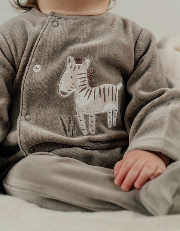 Noukie's Kaki fluwelen babypyjama met zebra borduursel