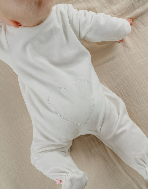 Noukie's Fluwelen babypyjama met kattenborduursel