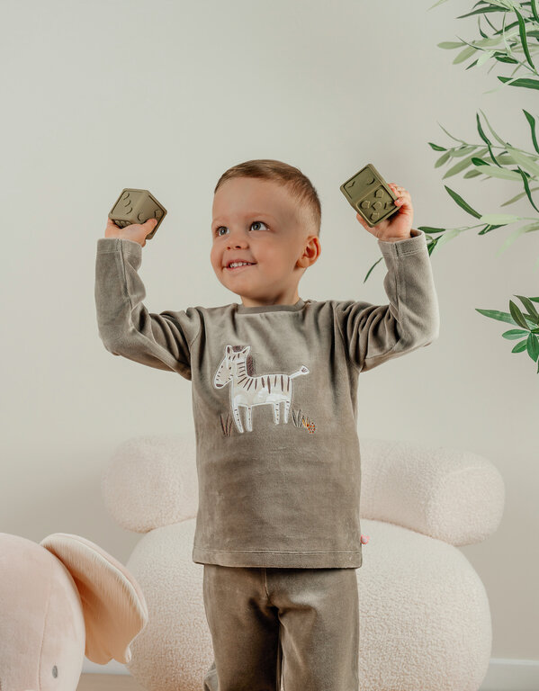 Noukie's Kaki fluwelen 2-delige pyjama met zebra borduursel