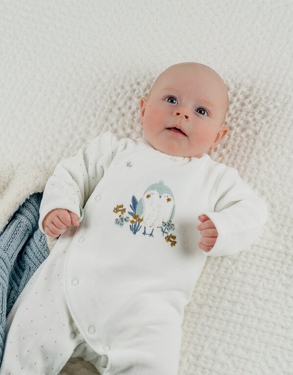Noukie's Witte fluwelen babypyjama met geborduurde vogels