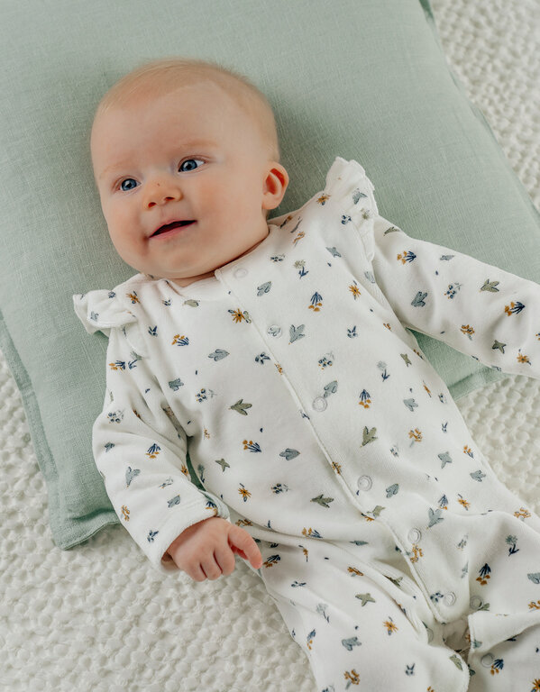 Noukie's Babypyjama in wit fluwelen vogelprint