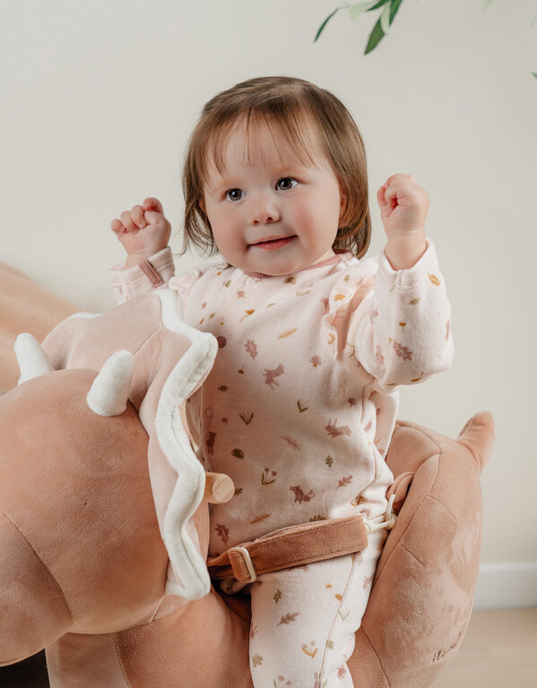Noukie's Lichtroze fluwelen babypyjama met ruches