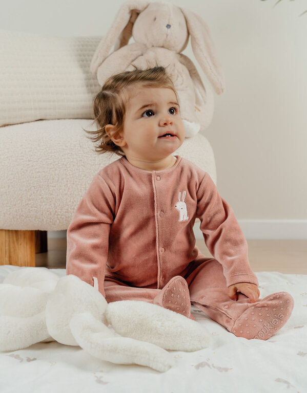Noukie's Set van 2 geborduurde roze en witte baby fluwelen pyjama's
