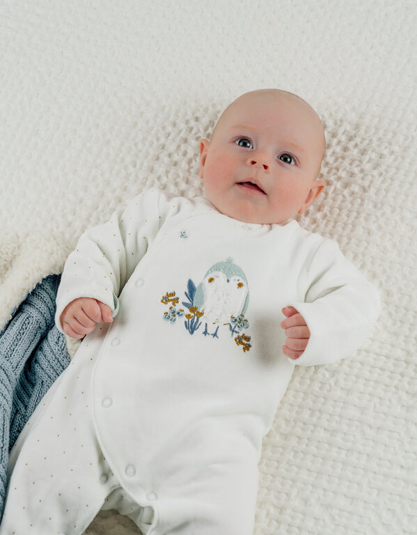 Noukie's Witte fluwelen babypyjama met geborduurde vogels