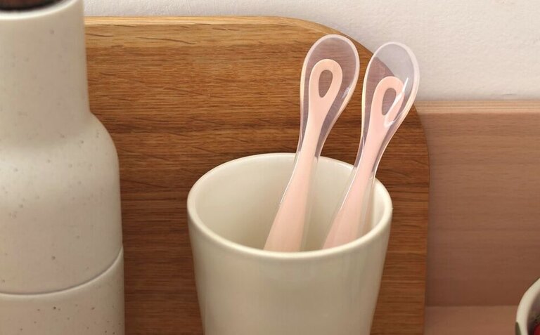 Béaba Set van 2 Siliconen Lepels - 1e Leeftijd - met Opbergbox - Cotton sandy