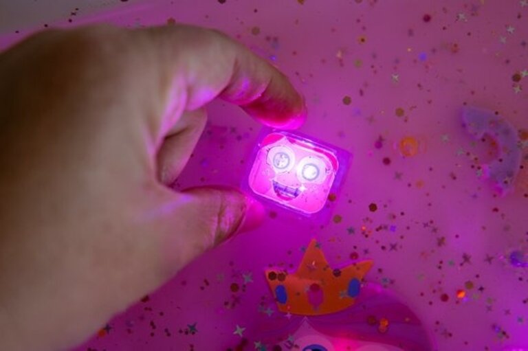 Glo Pals light up cubes 4pc Ida