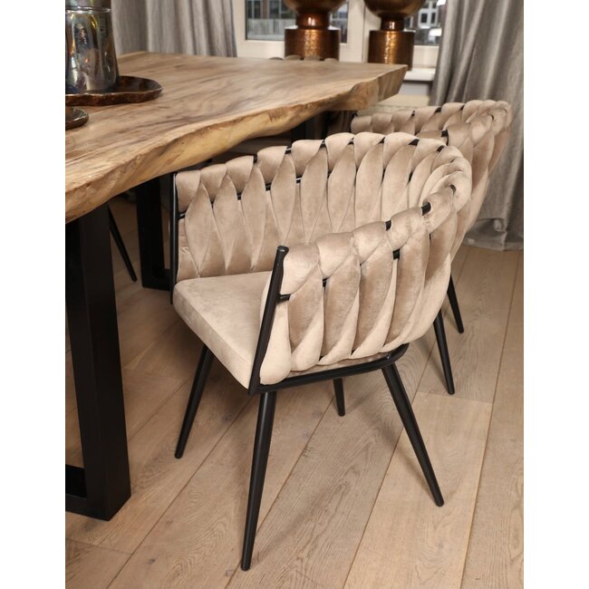 Homerebels Collection Gevlochten eetkamerstoel Sand White – beige velvet eetkamerstoel met armleuning en gevlochten rugleuning - Wave chair