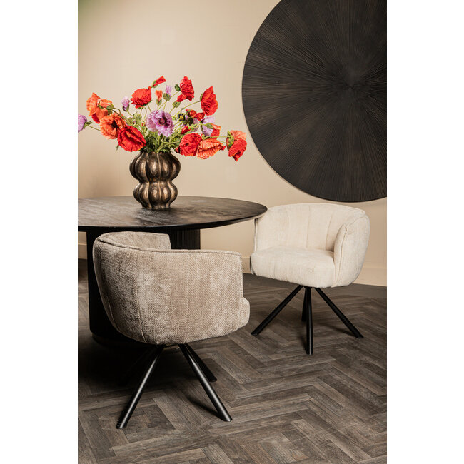 PTMD Beige eetkamerstoel Como – Draaibare eetkamerstoel met armleuning – Comfortabele designstoel met zwarte poten – Luxe beige stoel voor eetkamer of thuiswerkplek