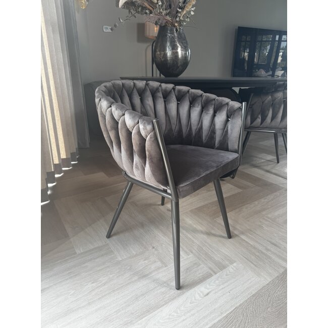 Homerebels Collection Eetkamerstoel Clay Brown ‘Wave Chair’ – Gevlochten rugleuning – Velvet eetkamerstoel met taupekleurige stoelpoten.