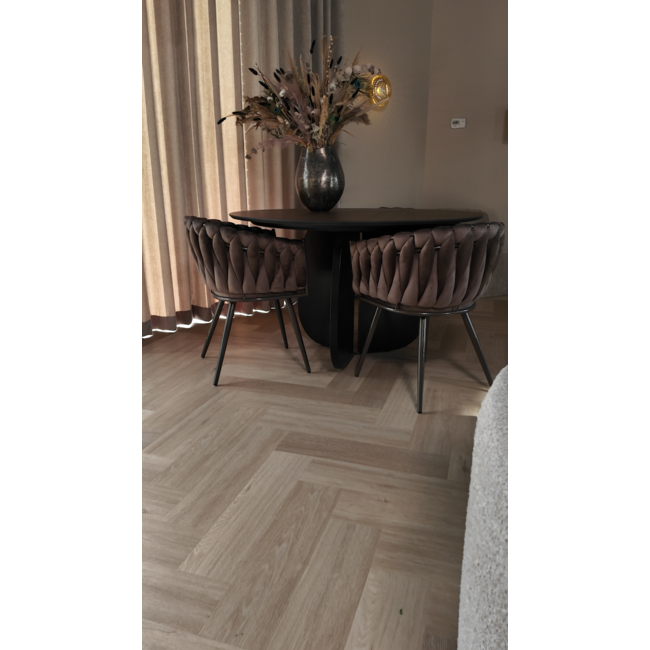 Homerebels Collection Eetkamerstoel Clay Brown ‘Wave Chair’ – Gevlochten rugleuning – Velvet eetkamerstoel met taupekleurige stoelpoten.