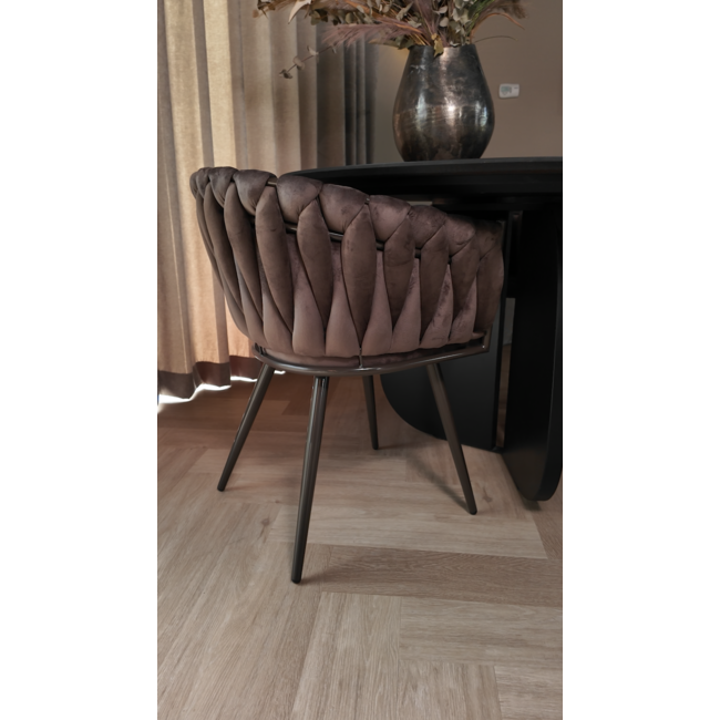 Homerebels Collection Eetkamerstoel Clay Brown ‘Wave Chair’ – Gevlochten rugleuning – Velvet eetkamerstoel met taupekleurige stoelpoten.