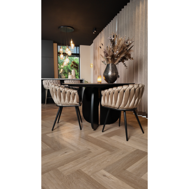 Homerebels Collection Gevlochten eetkamerstoel Sand White – beige velvet eetkamerstoel met armleuning en gevlochten rugleuning - Wave chair