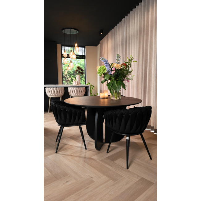 Homerebels Collection Eetkamerstoel Zwart ‘Wave Chair’ – Gevlochten rugleuning – Velvet eetkamerstoel – Homerebels - Zwarte eetkamerstoel met armleuning