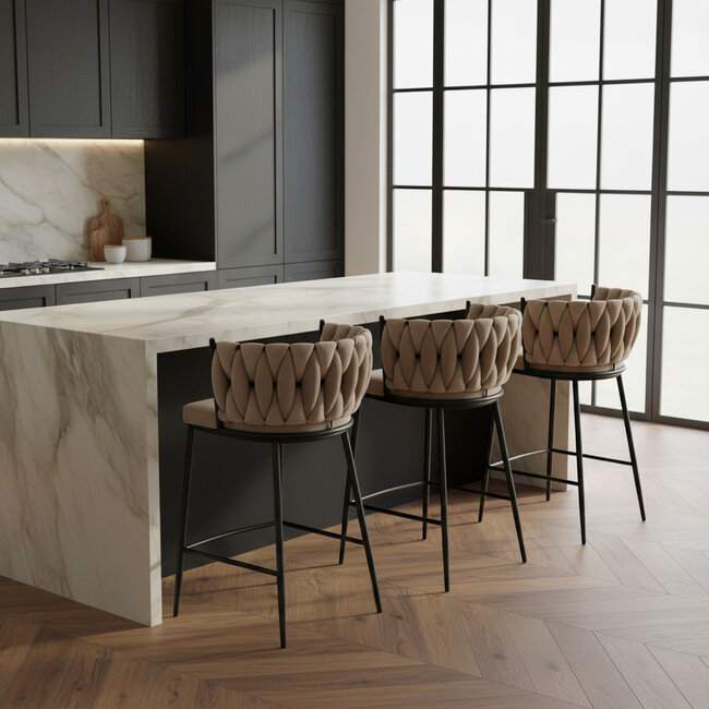 Homerebels Collection Wave barkruk met gevlochten rugleuning - velvet barstoel met zwarte poten - zithoogte 65 cm