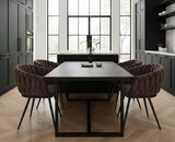 Waarom een bruine eetkamerstoel dé interieurkeuze van nu is.