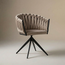 Homerebels Collection Eetkamerstoel Zand ‘Wave Chair’ – Gevlochten rugleuning – Velvet eetkamerstoel met 360 graden draaiend frame.