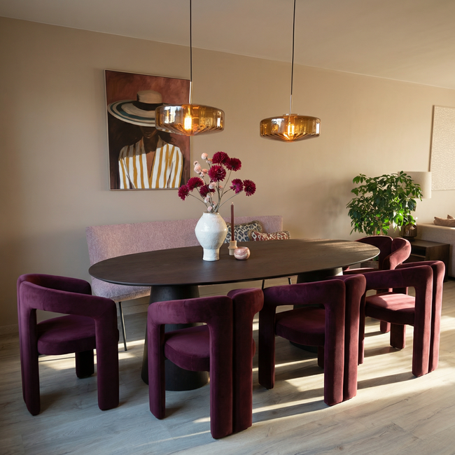 Homerebels Collection Bordeauxrode eetkamerstoel Niru met armleuning – Aubergine velvet eetkamerstoel in Japandi stijl
