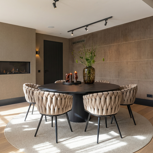 Homerebels Collection Eetkamerstoel Zand ‘Wave Chair’ – Gevlochten rugleuning – Velvet – Homerebels - 60x54x78,5 cm