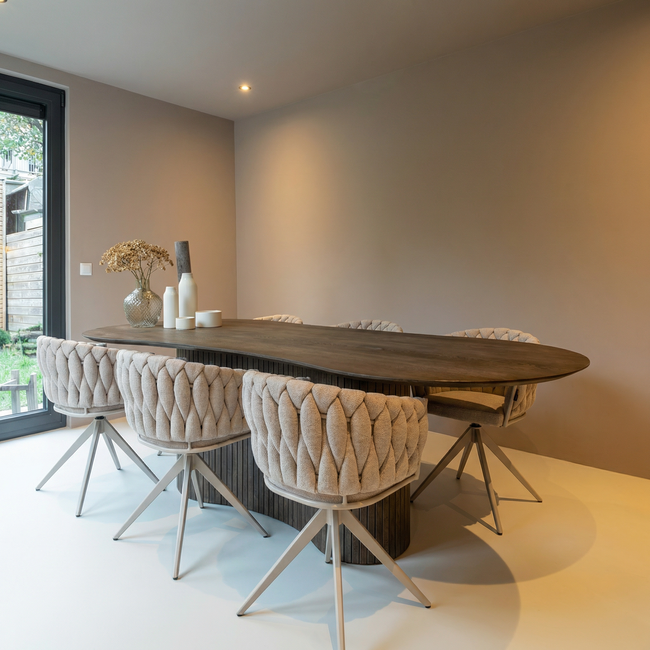 Homerebels Collection Eetkamerstoel ‘Wave Chair’ – Gevlochten rugleuning – Beige eetkamerstoel met beige frame - 360 graden draaiend.