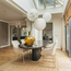 Homerebels Collection  Frisco Drive eetkamerstoel beige – luxe linnenlook stoel met armleuningen en doorgestikte kussens voor een modern of Scandinavisch interieur