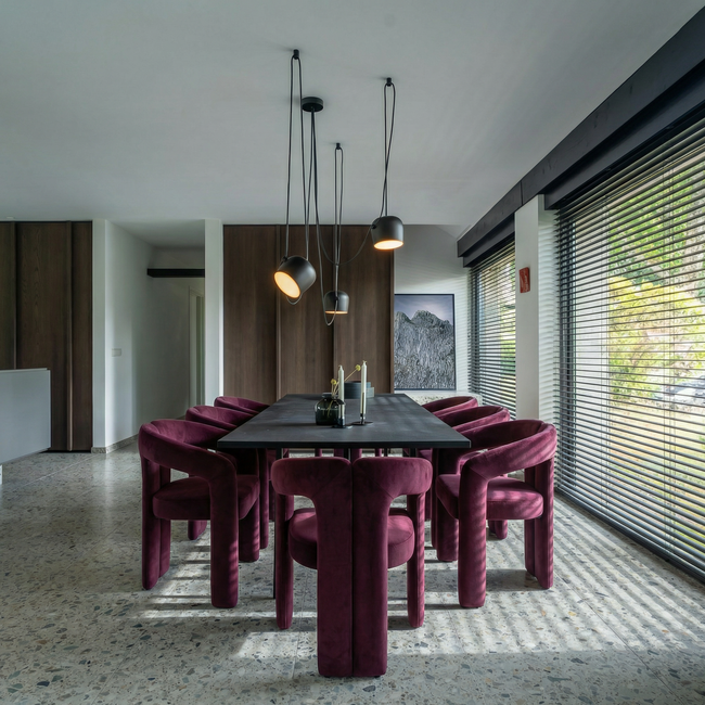 Homerebels Collection Bordeauxrode eetkamerstoel Niru met armleuning – Aubergine velvet eetkamerstoel in Japandi stijl