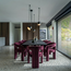 Homerebels Collection Bordeauxrode eetkamerstoel Niru met armleuning – Aubergine velvet eetkamerstoel in Japandi stijl