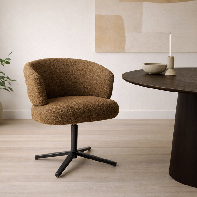 Livingfurn Luxe caramel eetkamerstoel Blake – draaibare stoffen eetkamerstoel met armleuning en pocketvering