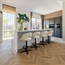 Homerebels Collection Draaibare barkruk met armleuning en rugleuning in beige | In hoogte verstelbaar 64–84 cm | Met voetensteun | Kookeiland & bartafel
