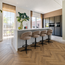 Homerebels Collection Draaibare barkruk met armleuning en rugleuning in taupe | In hoogte verstelbaar 64–84 cm | Met voetensteun | Kookeiland & bartafel