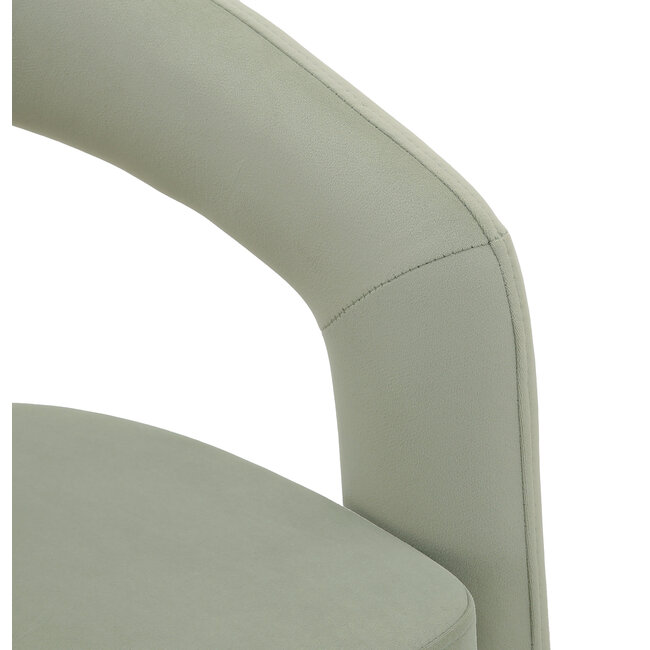 Homerebels Collection Groene eetkamerstoel Niru met armleuning – Sage Green velvet eetkamerstoel in Japandi stijl