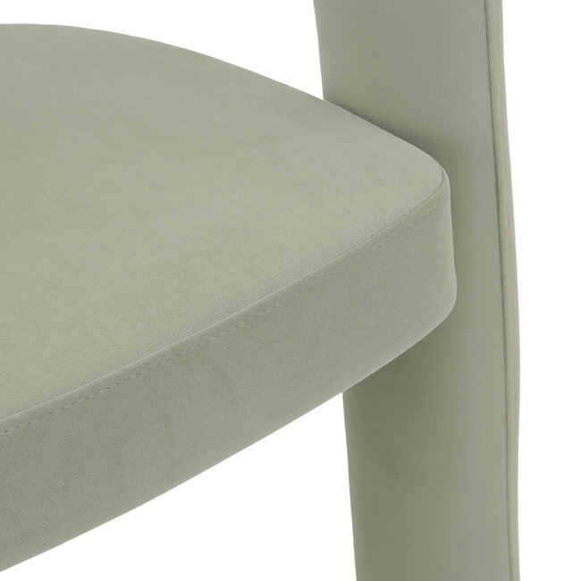 Homerebels Collection Groene eetkamerstoel Niru met armleuning – Sage Green velvet eetkamerstoel in Japandi stijl