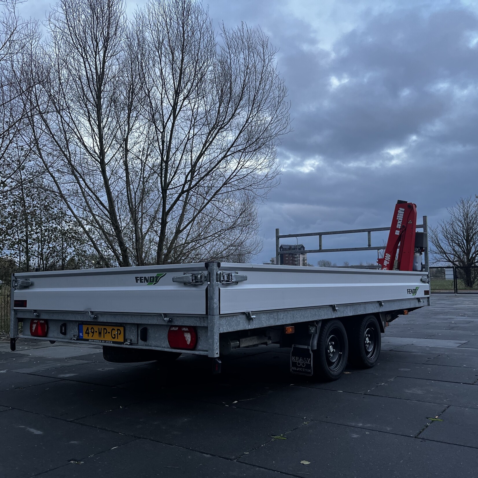Hapert Plateauwagen 405 x 240 cm met Maxilift M100 kraan